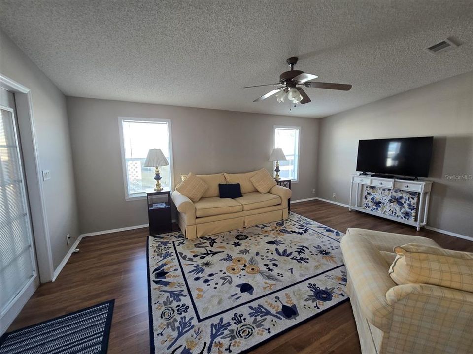 For Sale: $184,999 (2 beds, 2 baths, 1269 Square Feet)