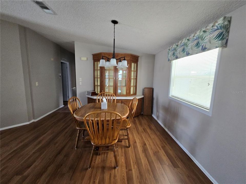 For Sale: $184,999 (2 beds, 2 baths, 1269 Square Feet)