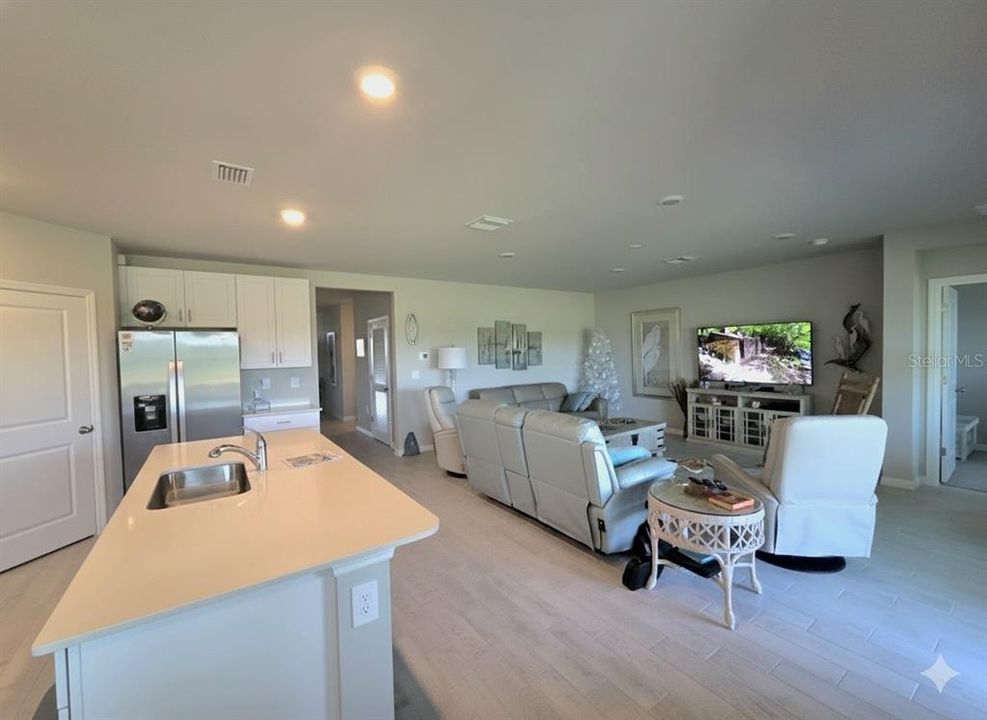 На продажу: $389,000 (4 спален, 3 ванн, 2020 Квадратных фут)