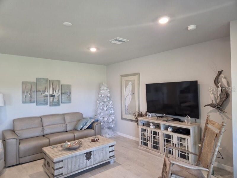 На продажу: $389,000 (4 спален, 3 ванн, 2020 Квадратных фут)