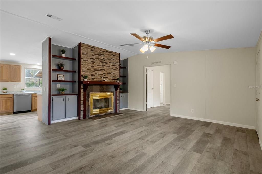 For Sale: $339,900 (4 beds, 2 baths, 1512 Square Feet)