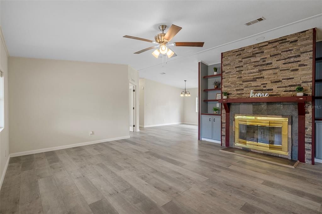 For Sale: $339,900 (4 beds, 2 baths, 1512 Square Feet)