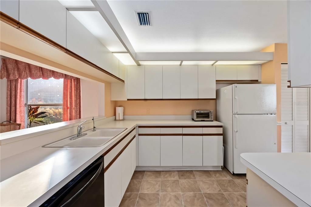 For Sale: $292,000 (2 beds, 2 baths, 1313 Square Feet)