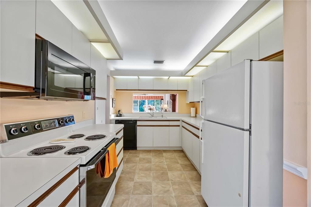 For Sale: $292,000 (2 beds, 2 baths, 1313 Square Feet)