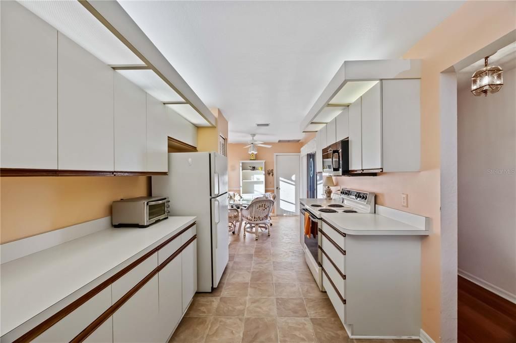 For Sale: $292,000 (2 beds, 2 baths, 1313 Square Feet)