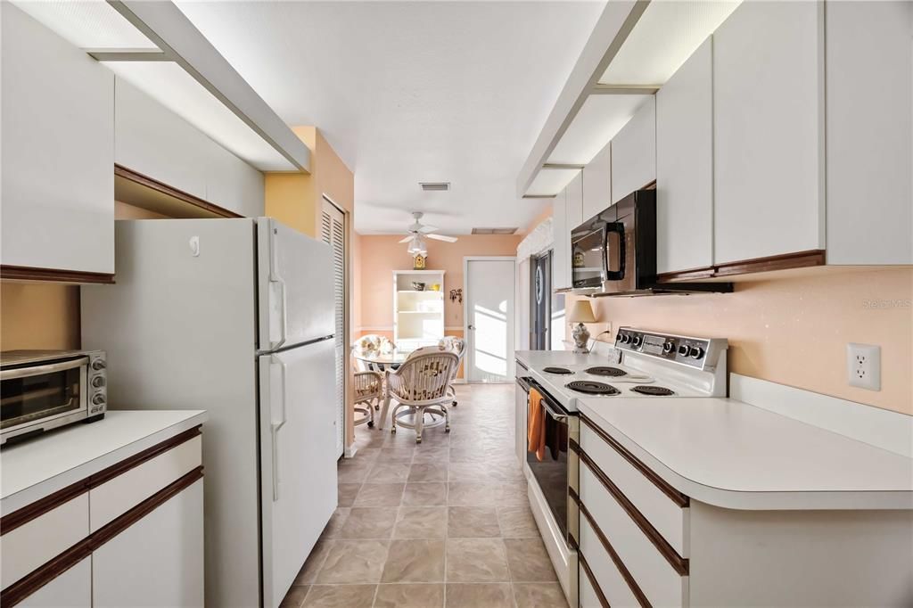 For Sale: $292,000 (2 beds, 2 baths, 1313 Square Feet)