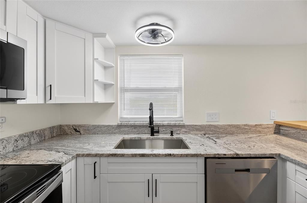 For Sale: $300,000 (2 beds, 1 baths, 1100 Square Feet)