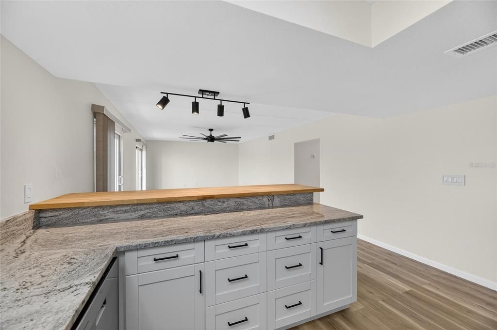 For Sale: $300,000 (2 beds, 1 baths, 1100 Square Feet)