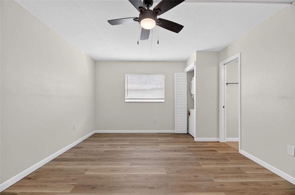 For Sale: $300,000 (2 beds, 1 baths, 1100 Square Feet)