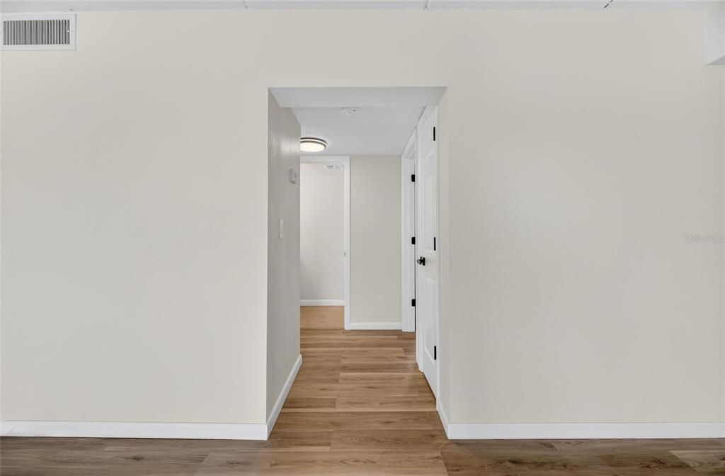 For Sale: $300,000 (2 beds, 1 baths, 1100 Square Feet)