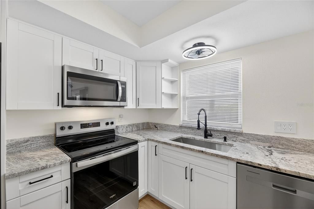 For Sale: $300,000 (2 beds, 1 baths, 1100 Square Feet)