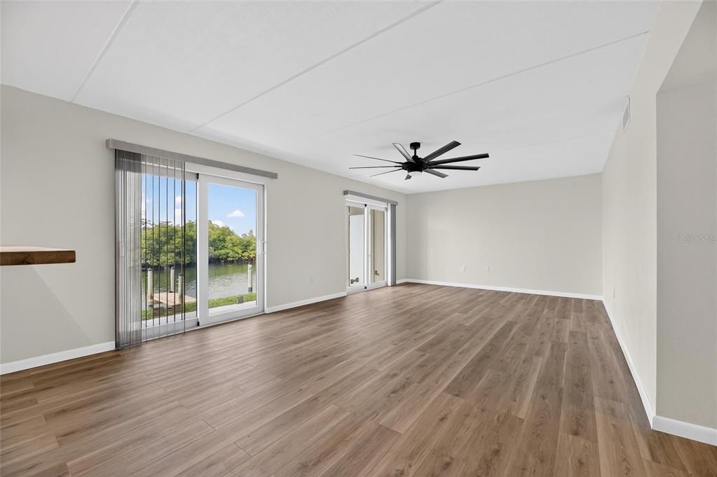 For Sale: $300,000 (2 beds, 1 baths, 1100 Square Feet)