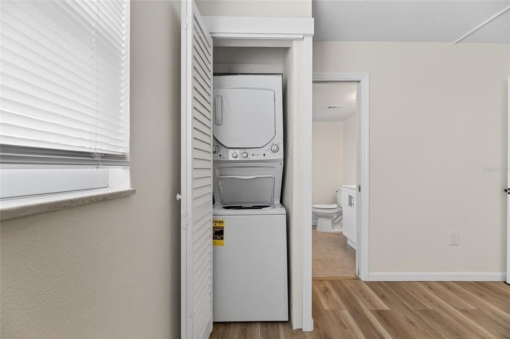 For Sale: $300,000 (2 beds, 1 baths, 1100 Square Feet)