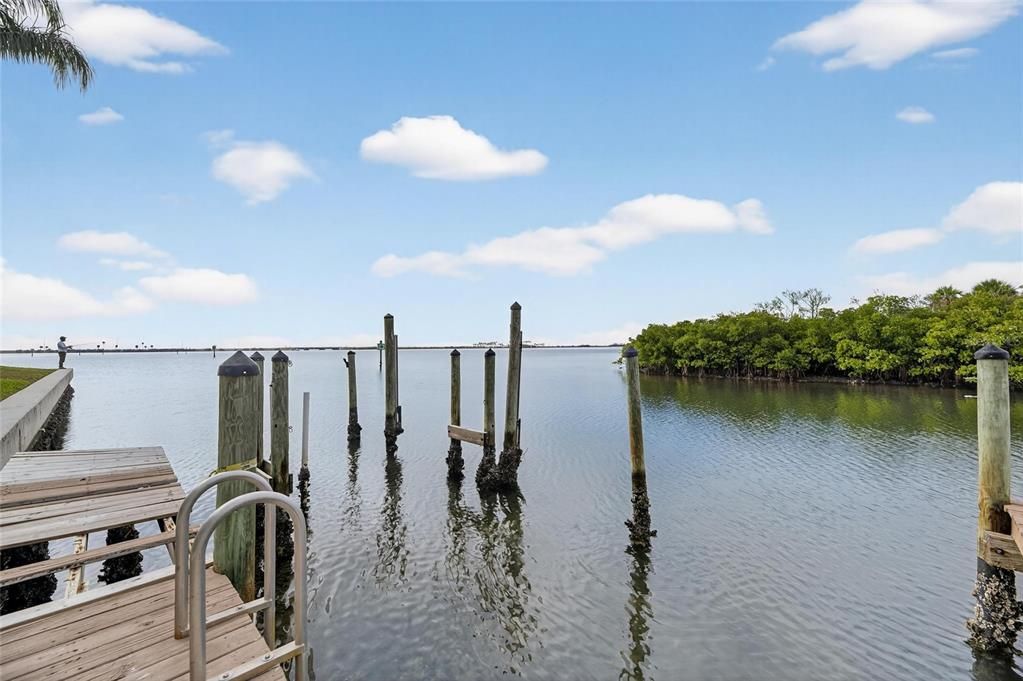 For Sale: $300,000 (2 beds, 1 baths, 1100 Square Feet)