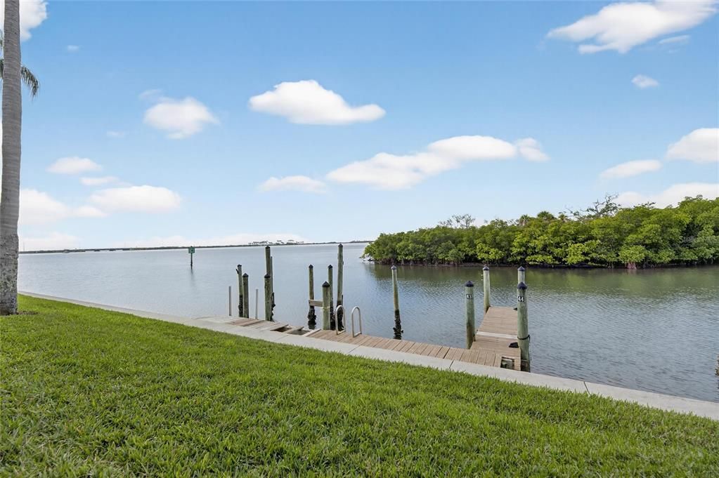 For Sale: $300,000 (2 beds, 1 baths, 1100 Square Feet)