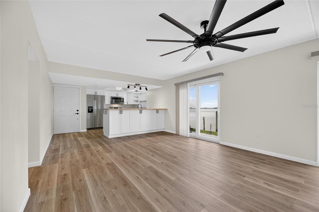 For Sale: $300,000 (2 beds, 1 baths, 1100 Square Feet)