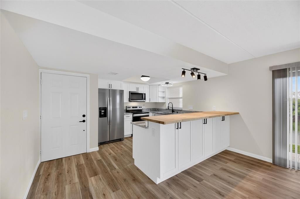 For Sale: $300,000 (2 beds, 1 baths, 1100 Square Feet)