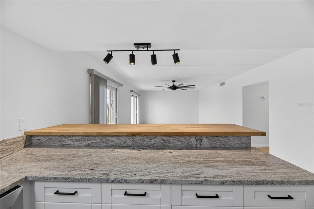 For Sale: $300,000 (2 beds, 1 baths, 1100 Square Feet)