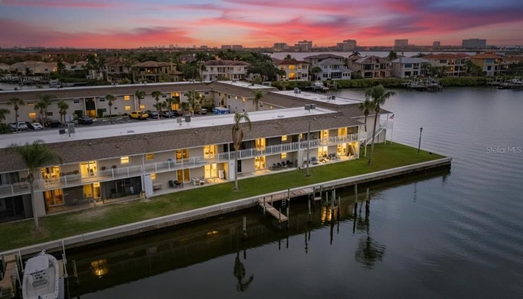 For Sale: $300,000 (2 beds, 1 baths, 1100 Square Feet)