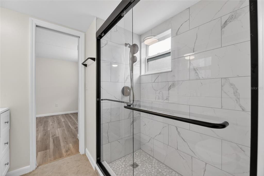 For Sale: $300,000 (2 beds, 1 baths, 1100 Square Feet)