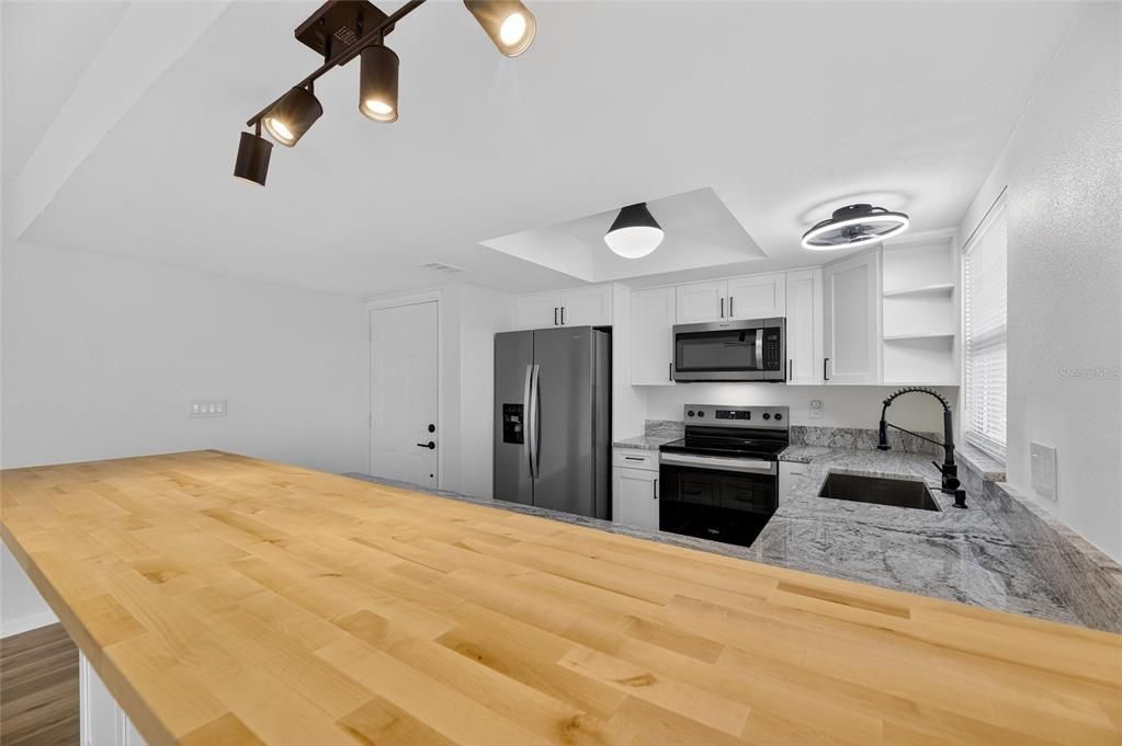 For Sale: $300,000 (2 beds, 1 baths, 1100 Square Feet)