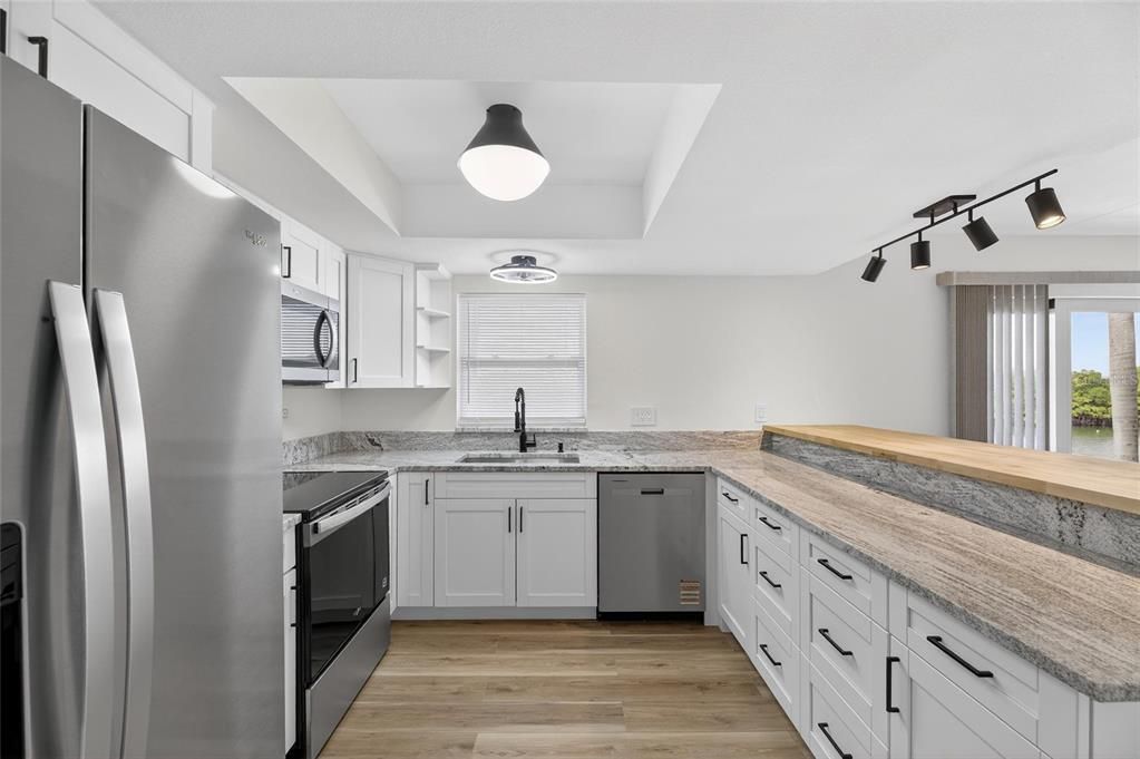 For Sale: $300,000 (2 beds, 1 baths, 1100 Square Feet)