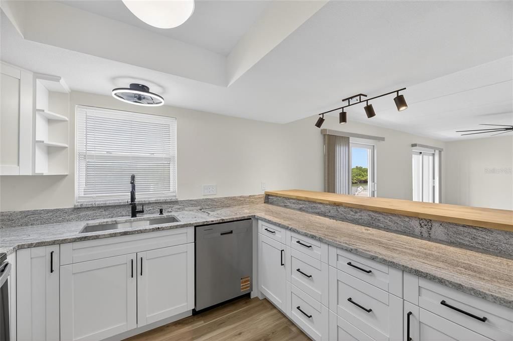 For Sale: $300,000 (2 beds, 1 baths, 1100 Square Feet)