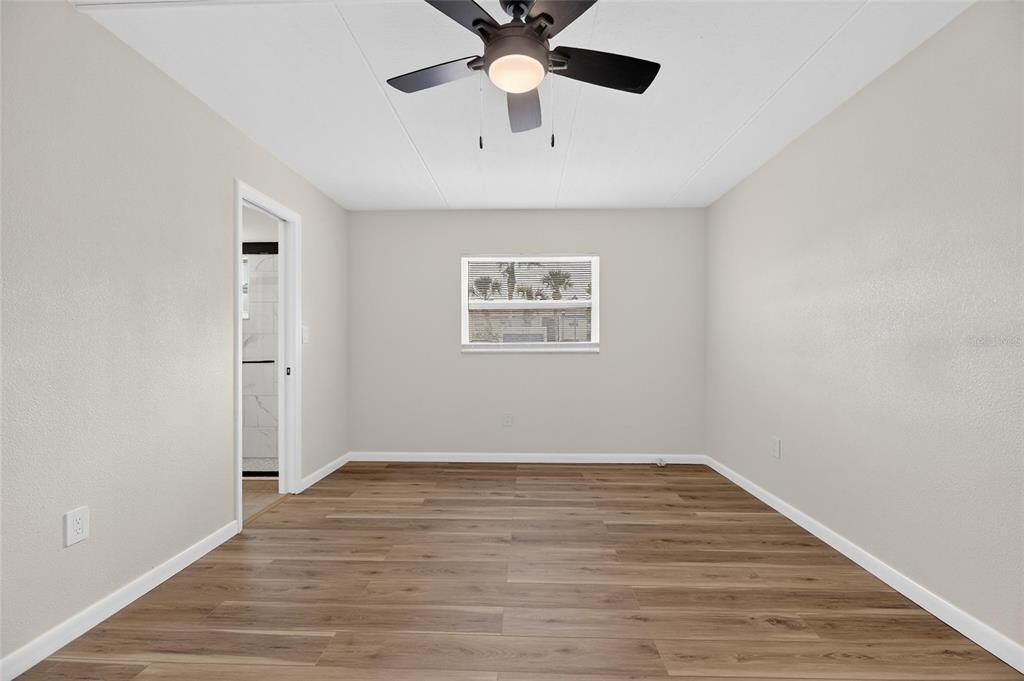 For Sale: $300,000 (2 beds, 1 baths, 1100 Square Feet)