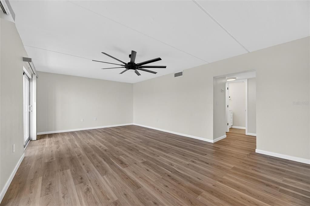 For Sale: $300,000 (2 beds, 1 baths, 1100 Square Feet)