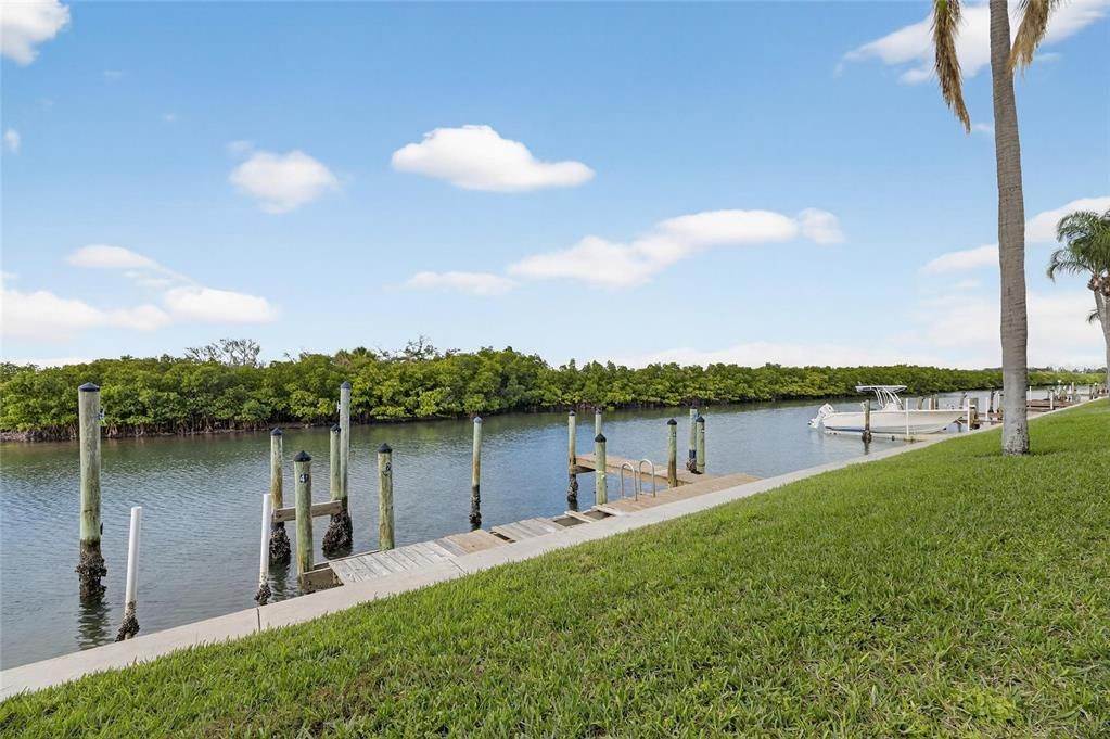 For Sale: $300,000 (2 beds, 1 baths, 1100 Square Feet)