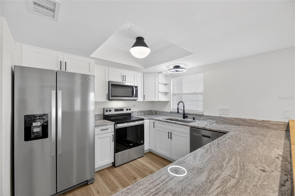 For Sale: $300,000 (2 beds, 1 baths, 1100 Square Feet)