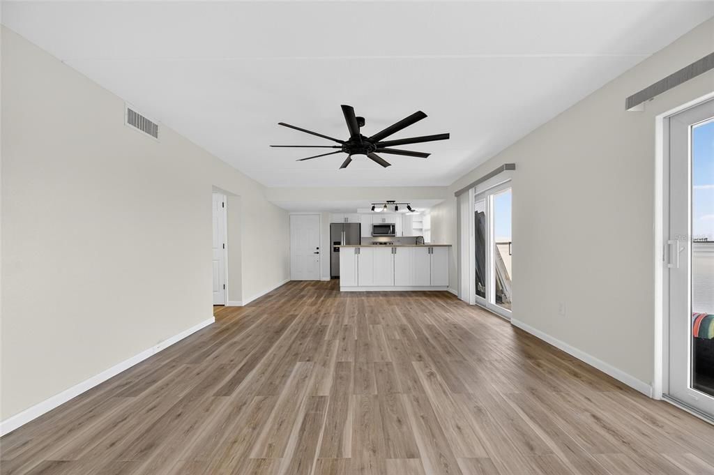 For Sale: $300,000 (2 beds, 1 baths, 1100 Square Feet)