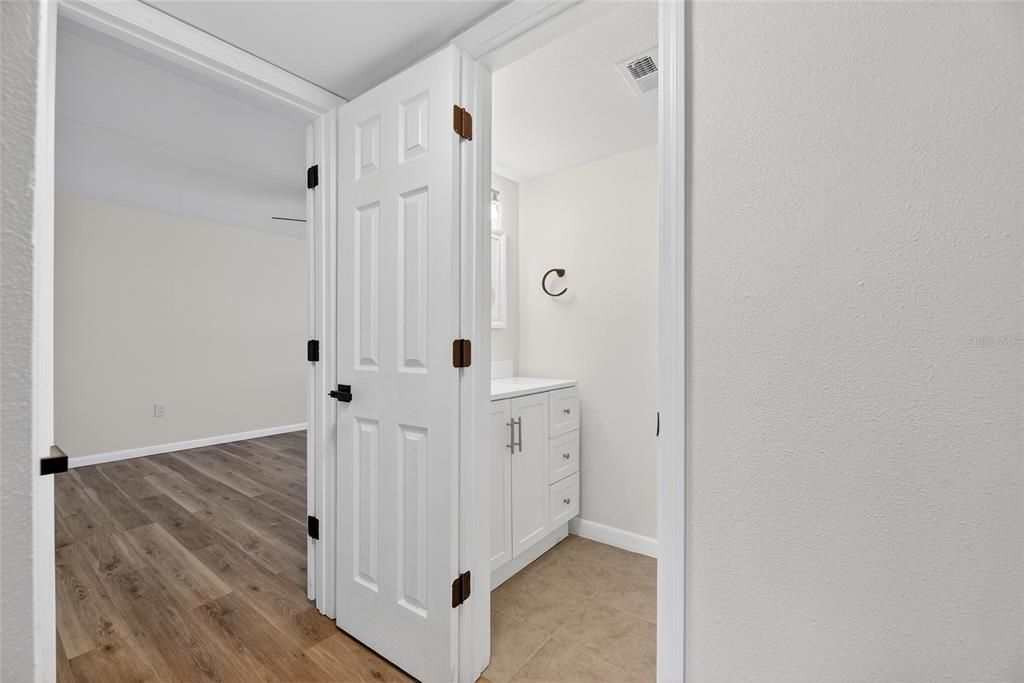 For Sale: $300,000 (2 beds, 1 baths, 1100 Square Feet)