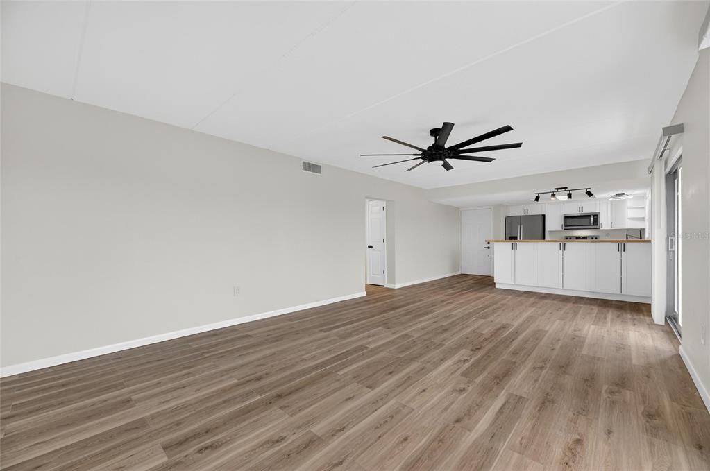 For Sale: $300,000 (2 beds, 1 baths, 1100 Square Feet)