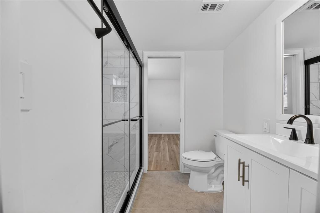 For Sale: $300,000 (2 beds, 1 baths, 1100 Square Feet)