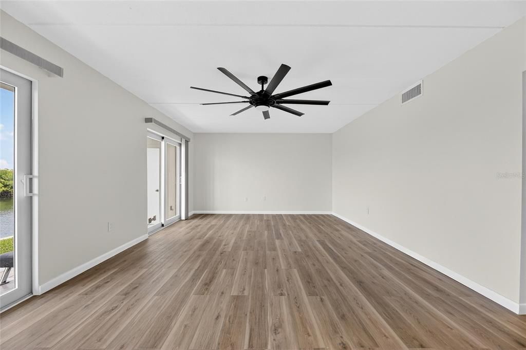 For Sale: $300,000 (2 beds, 1 baths, 1100 Square Feet)