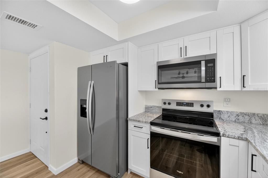 For Sale: $300,000 (2 beds, 1 baths, 1100 Square Feet)