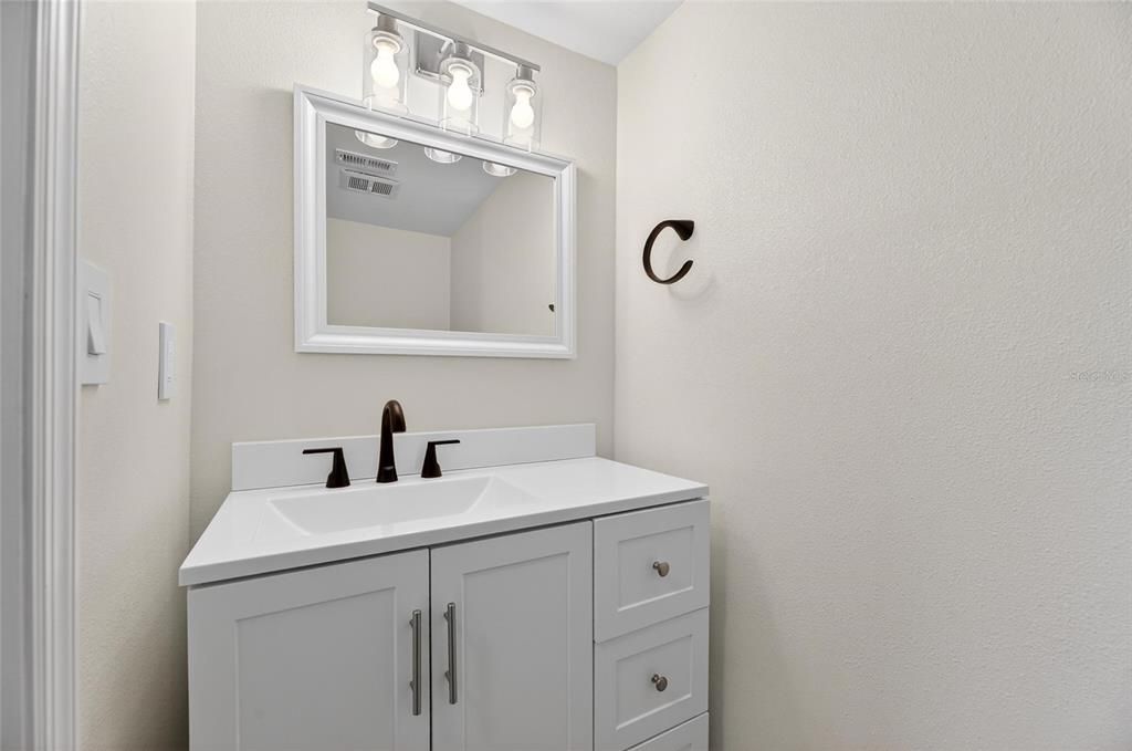 For Sale: $300,000 (2 beds, 1 baths, 1100 Square Feet)