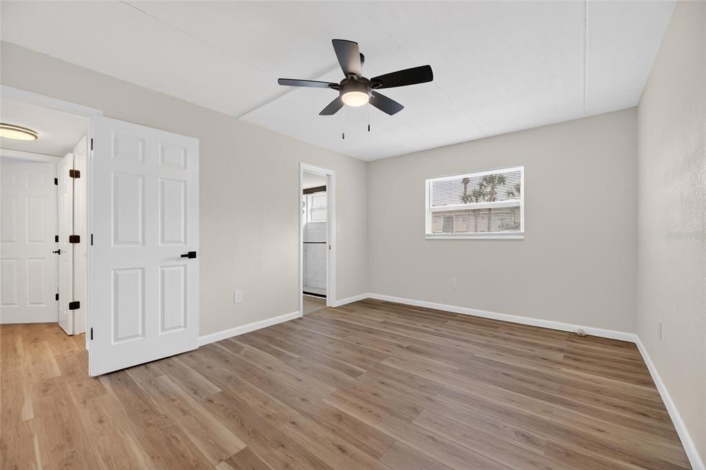 For Sale: $300,000 (2 beds, 1 baths, 1100 Square Feet)