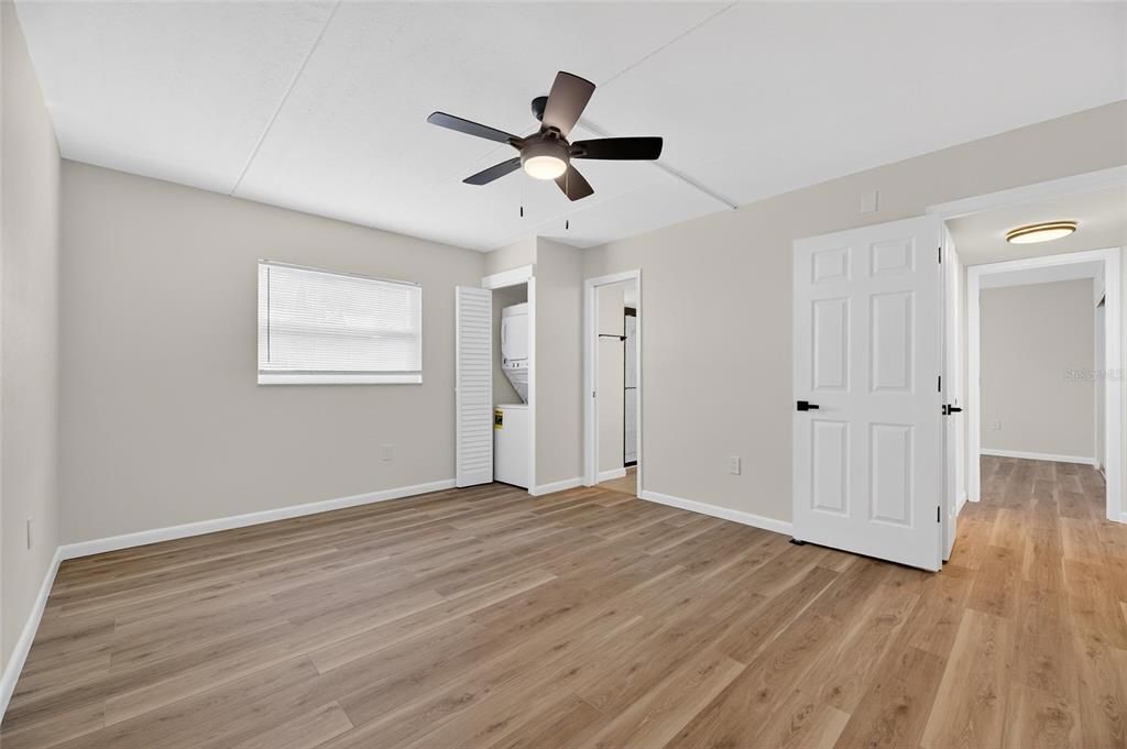 For Sale: $300,000 (2 beds, 1 baths, 1100 Square Feet)