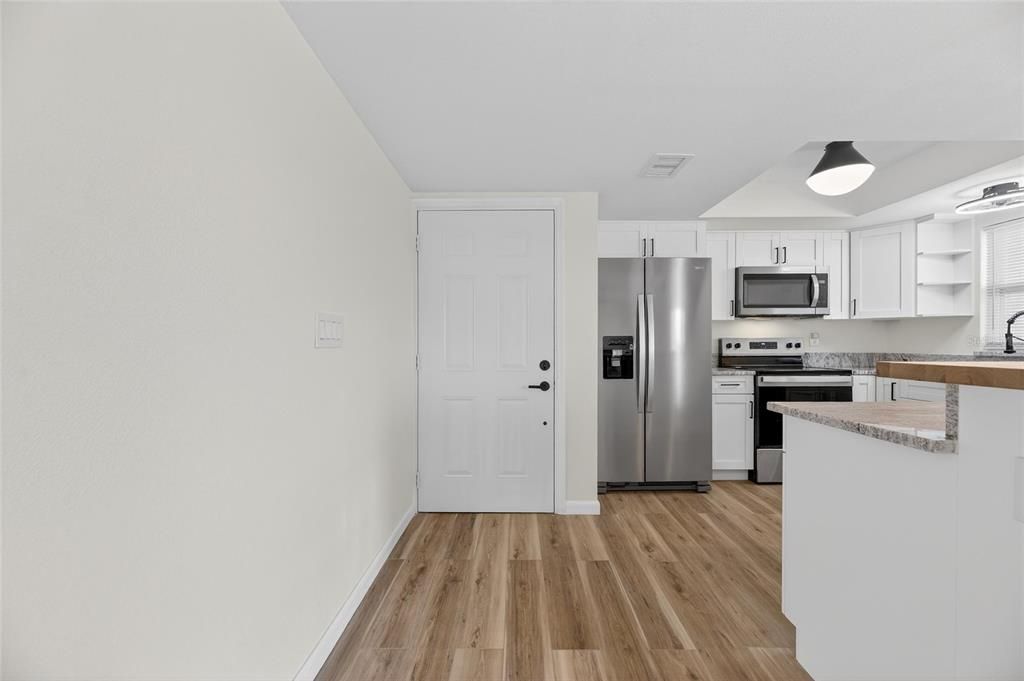 For Sale: $300,000 (2 beds, 1 baths, 1100 Square Feet)