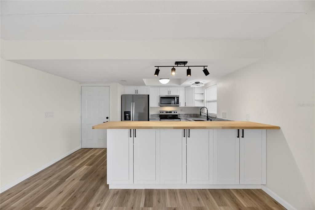 For Sale: $300,000 (2 beds, 1 baths, 1100 Square Feet)