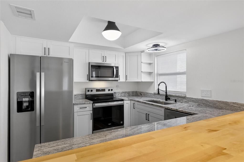 For Sale: $300,000 (2 beds, 1 baths, 1100 Square Feet)