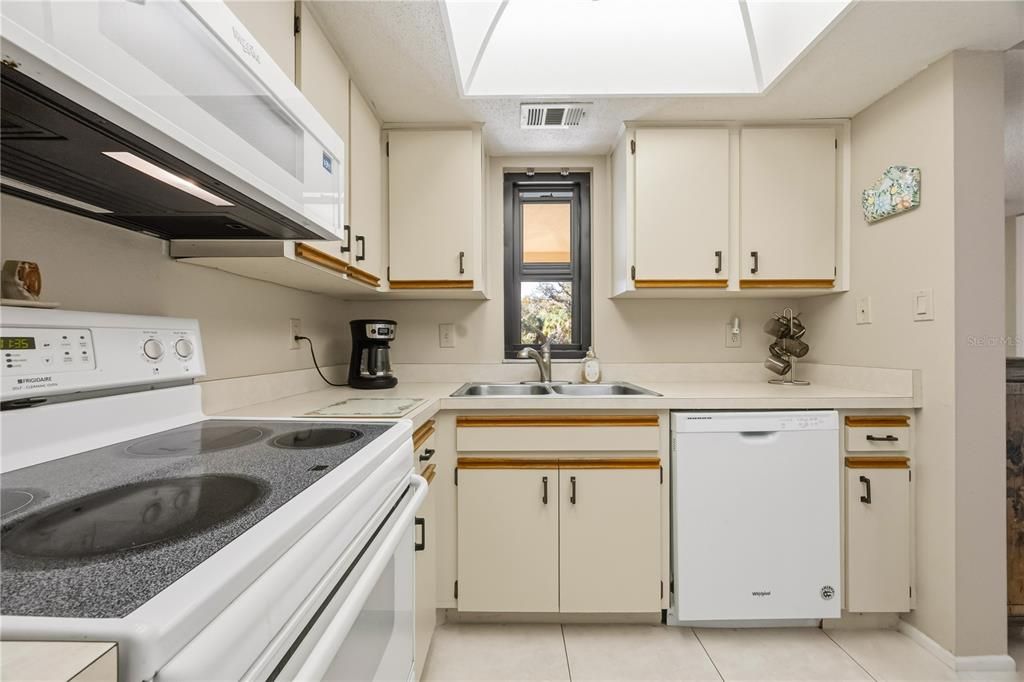 待售: $149,900 (2 贝兹, 2 浴室, 838 平方英尺)