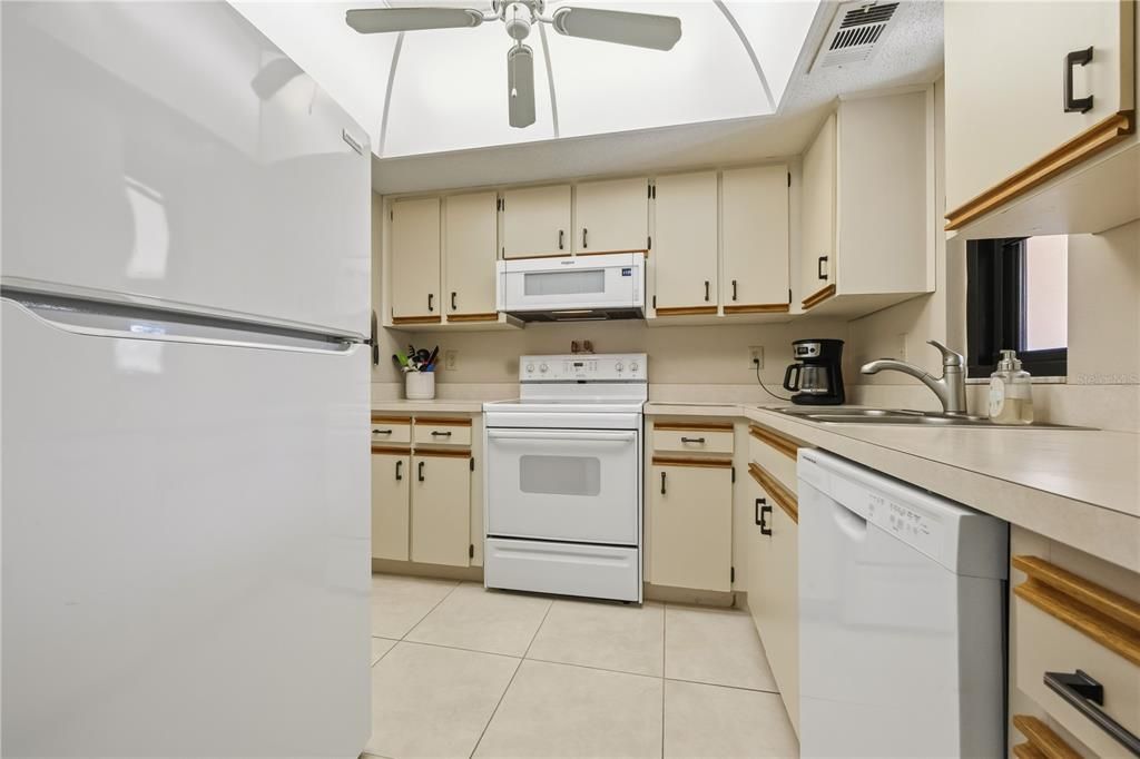 待售: $149,900 (2 贝兹, 2 浴室, 838 平方英尺)