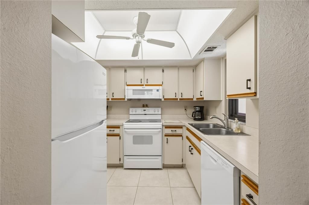 待售: $149,900 (2 贝兹, 2 浴室, 838 平方英尺)