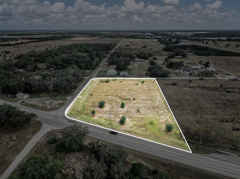 На продажу: $399,900 (2.13 acres)