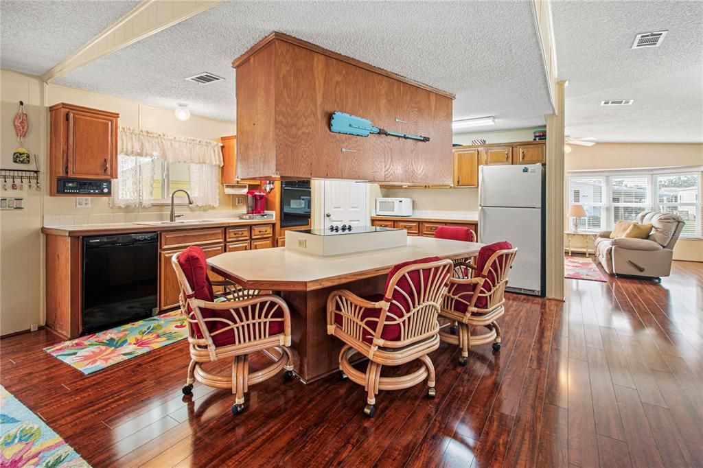 For Sale: $254,900 (2 beds, 2 baths, 1610 Square Feet)