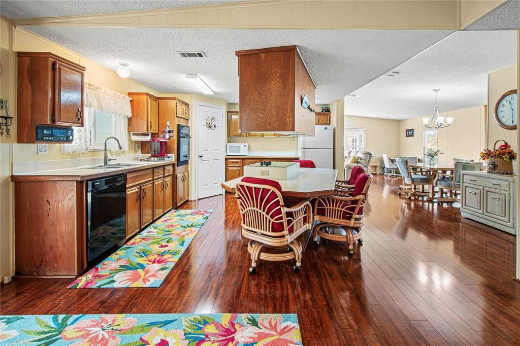 For Sale: $254,900 (2 beds, 2 baths, 1610 Square Feet)