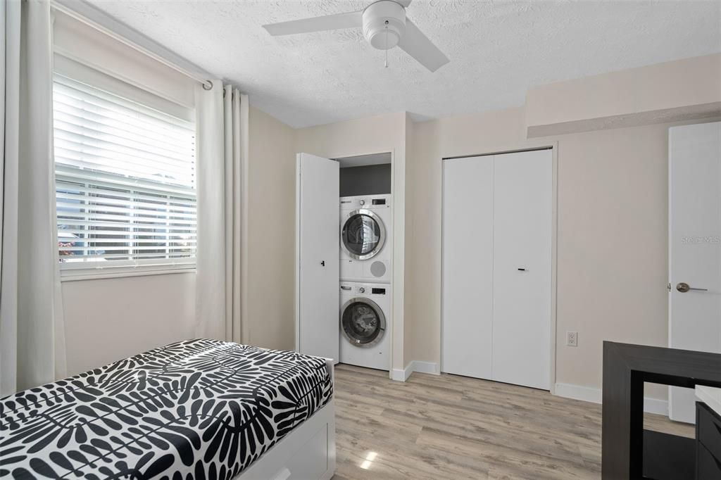 For Sale: $220,000 (2 beds, 1 baths, 1000 Square Feet)